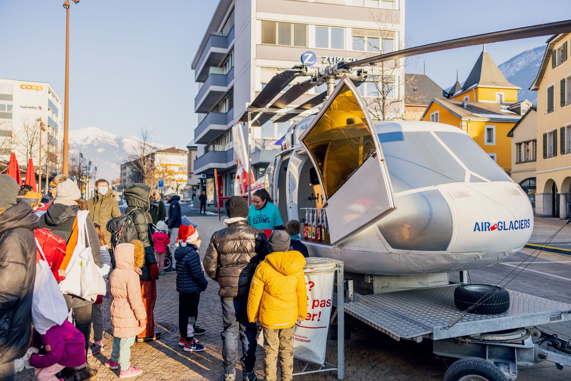 Kinder vor dem auf dem Platz ausgestellten Air-Glaciers-Helikopter